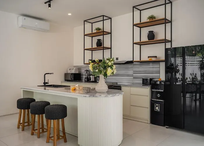 Luxury 4bd Pererenan By With Unique Pool *