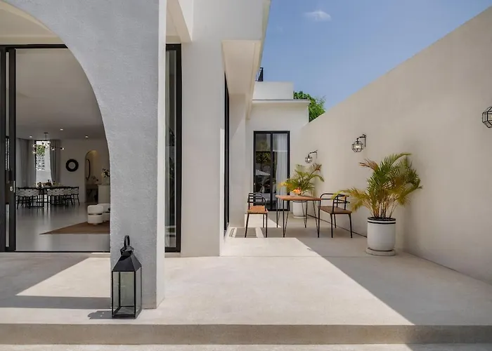 Luxury 4bd Pererenan By With Unique Pool Villa *